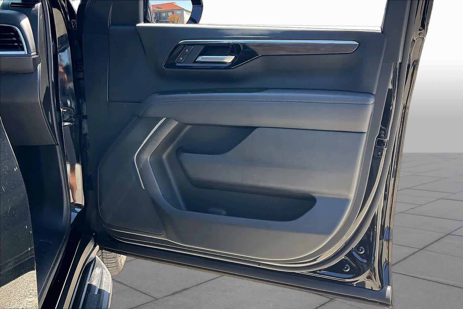 Used 2025 Chevrolet Suburban LS RWD image 21