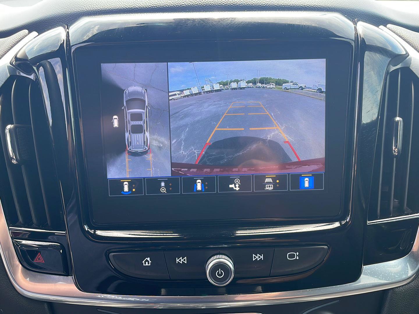 Used 2023 Chevrolet Traverse LT w/ LT Premium Package FWD image 23