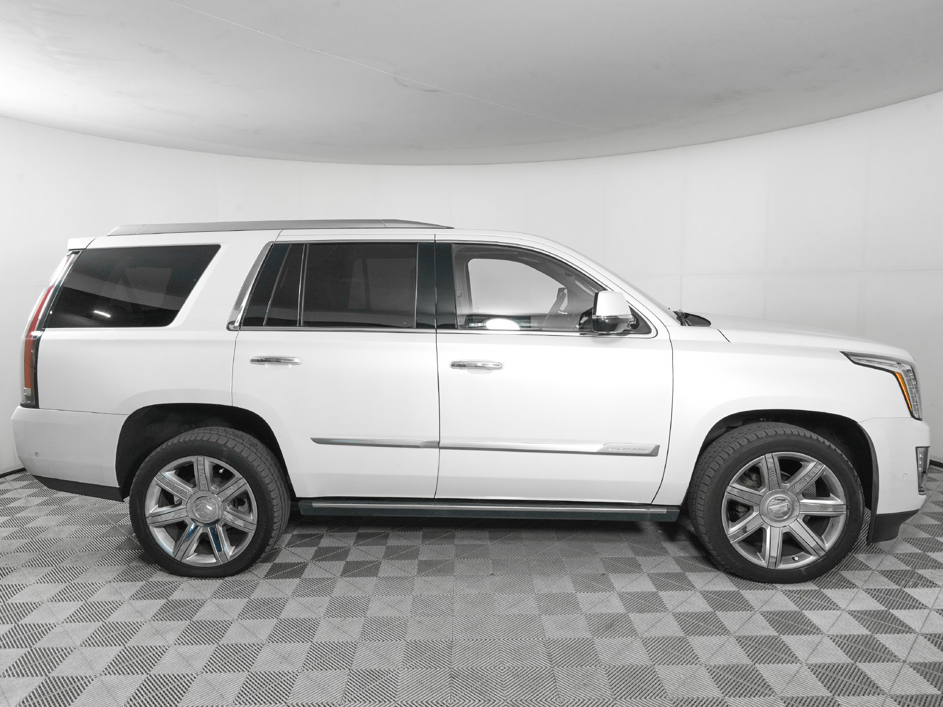 Used 2020 Cadillac Escalade Premium Luxury AWD/4WD image 4