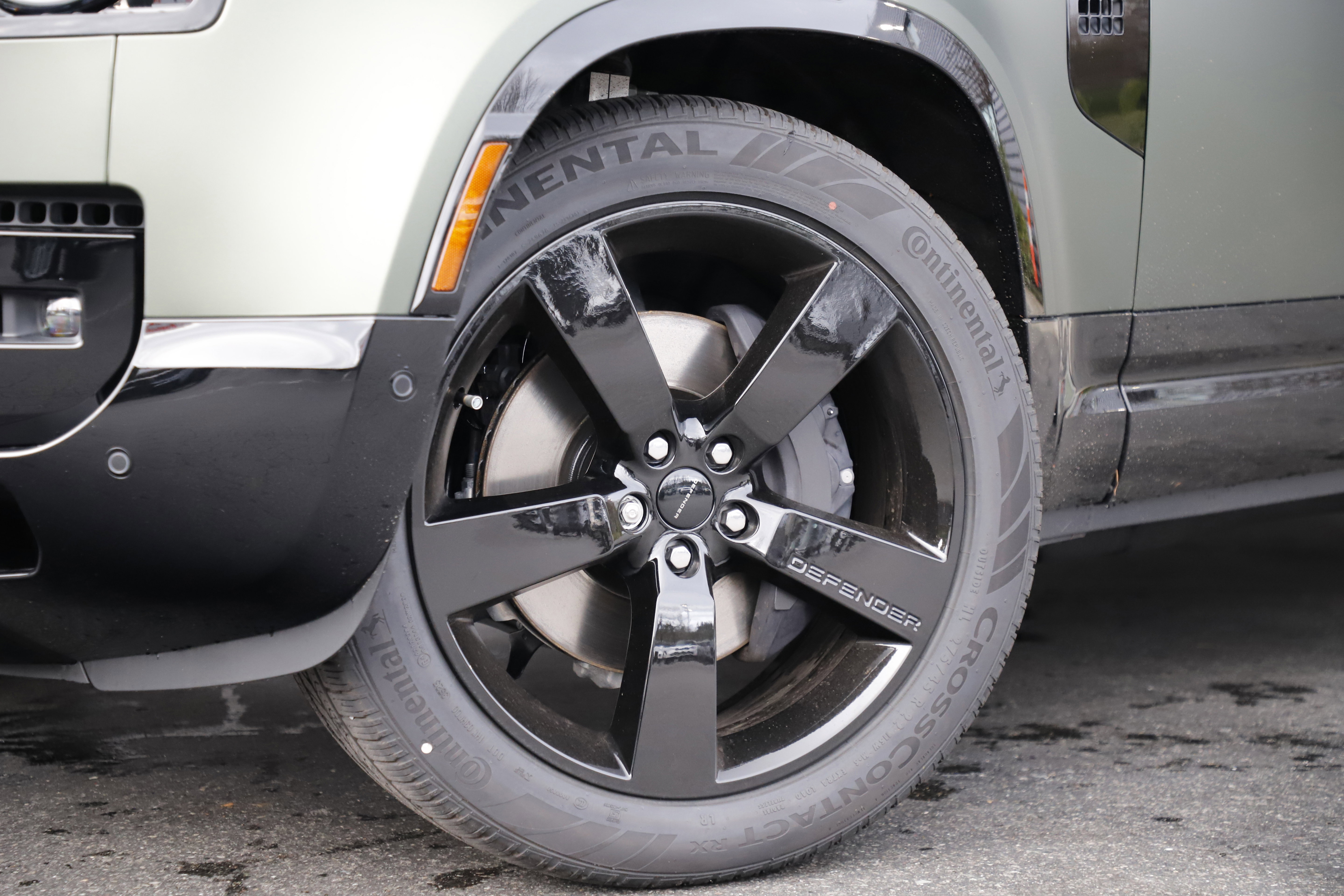 New 2026 Land Rover Defender 110 X-Dynamic SE image 2