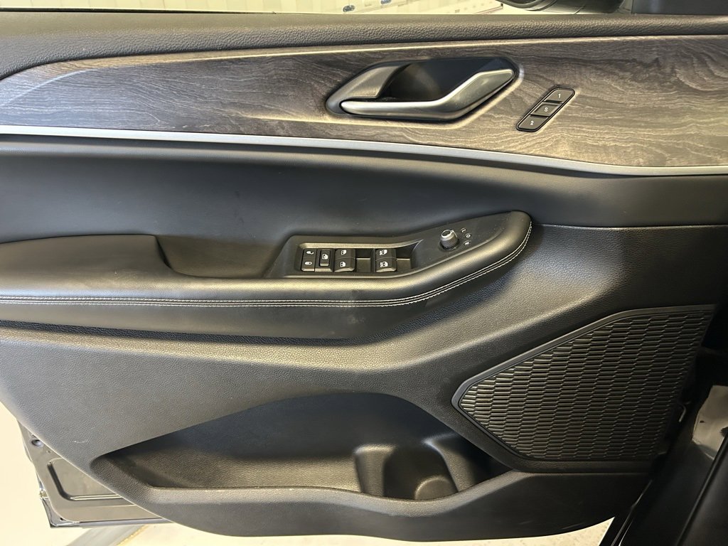 Used 2023 Jeep Grand Cherokee Limited w/ Black Appearance Package image 4