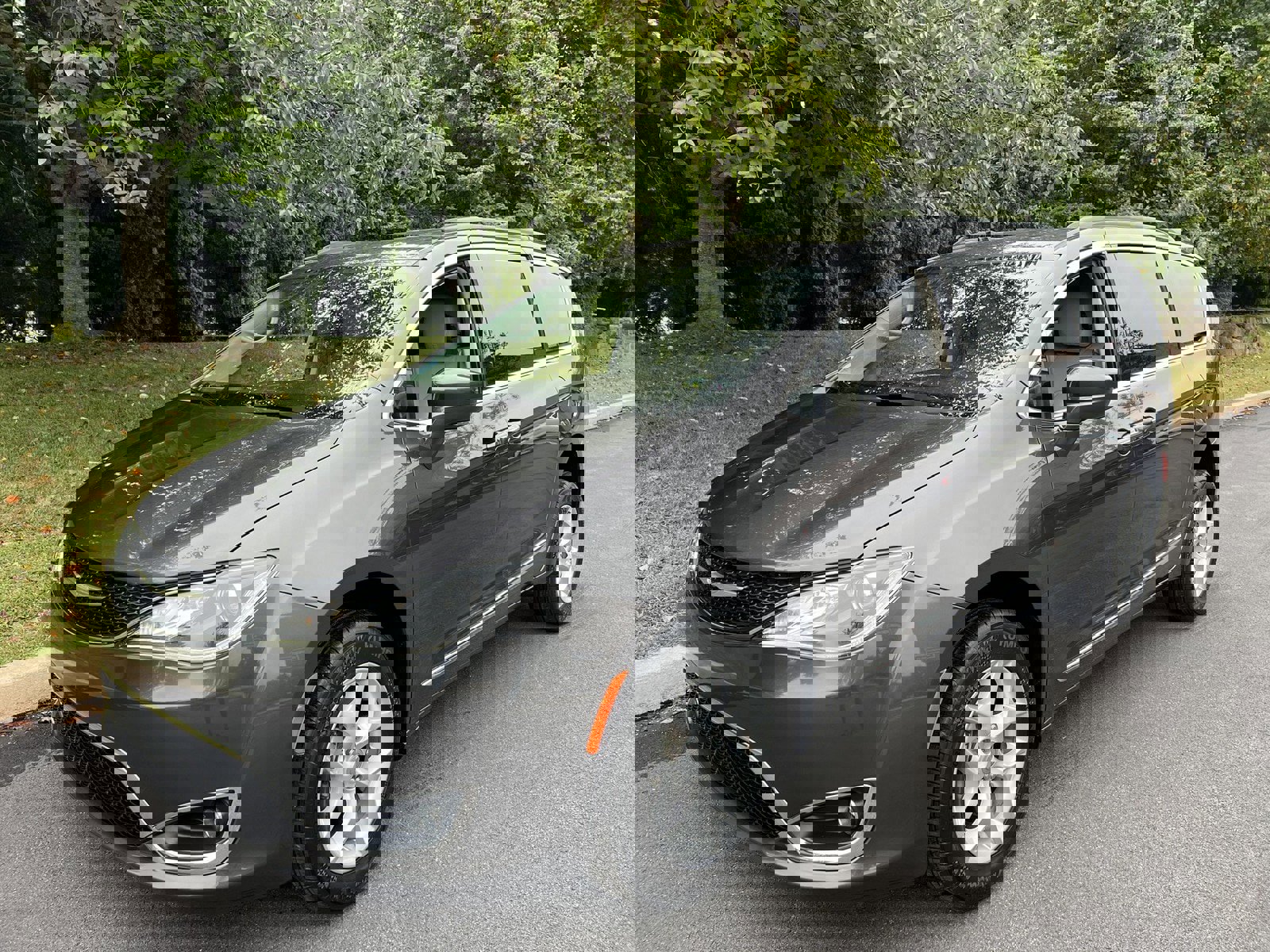 Used 2017 Chrysler Pacifica Touring-L w/ Tire & Wheel Group image 36