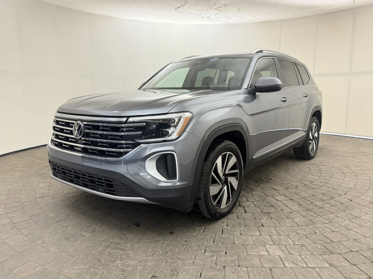 Used 2025 Volkswagen Atlas SEL image 3