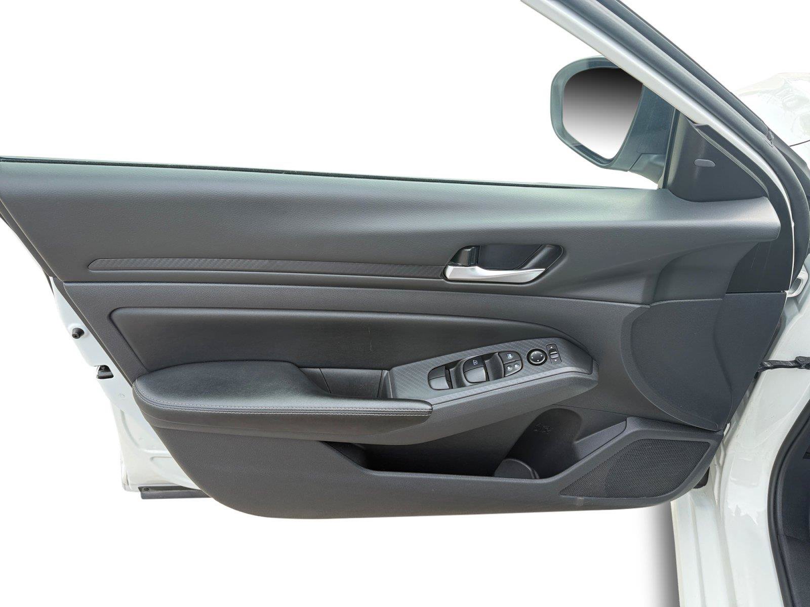 Used 2025 Nissan Altima 2.5 SV FWD image 9