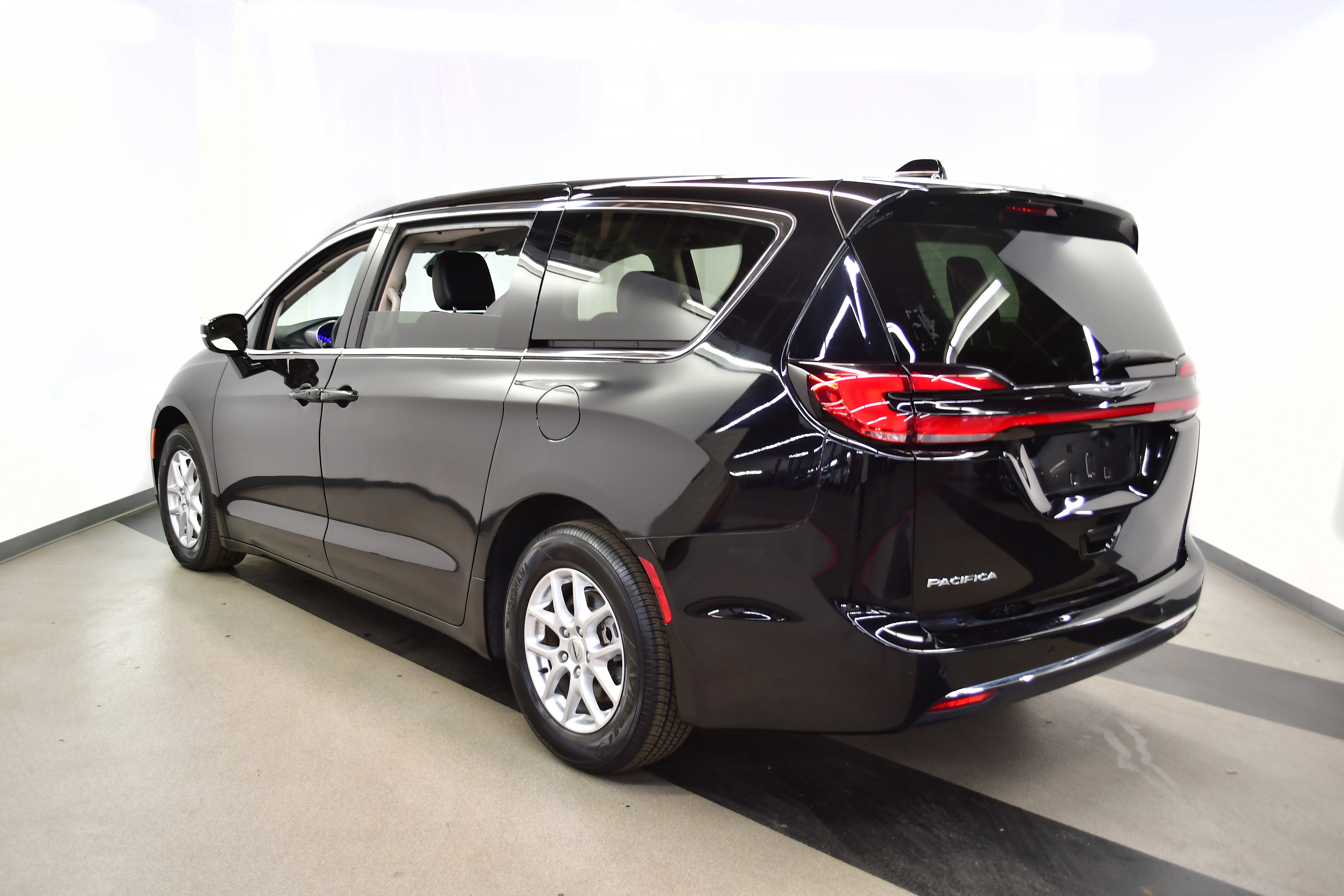 Used 2024 Chrysler Pacifica Touring-L image 5