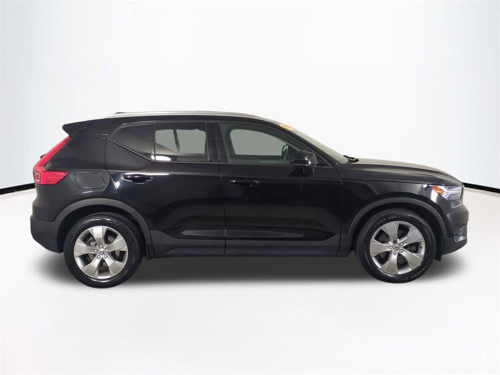 Used 2019 Volvo XC40 T5 R-Design image 4