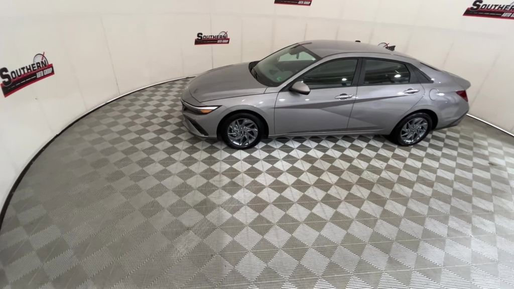 Used 2024 Hyundai Elantra SEL image 2