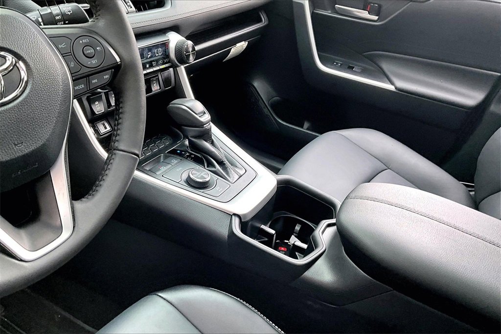 Used 2023 Toyota RAV4 XLE Premium image 15