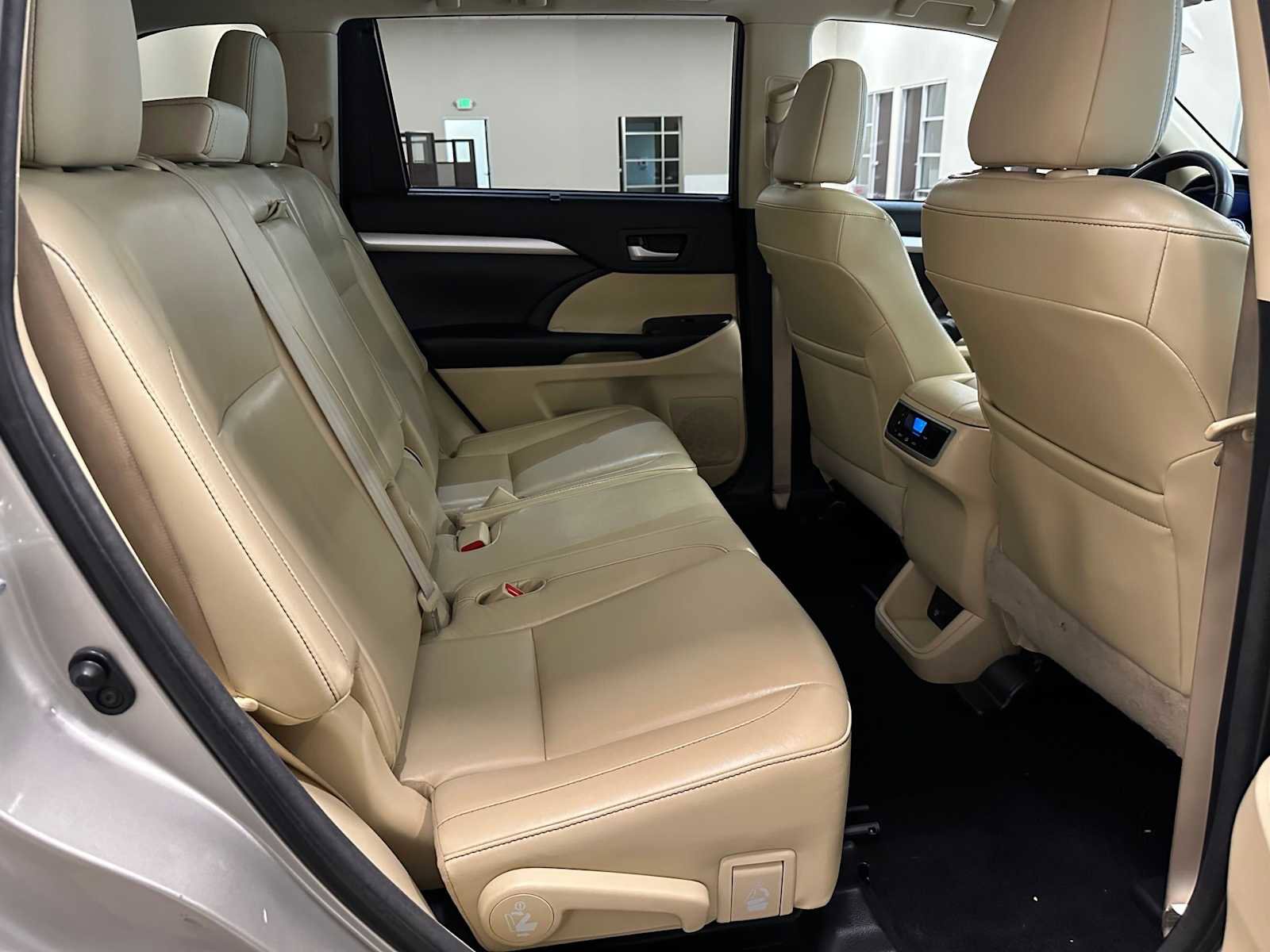 Used 2015 Toyota Highlander XLE AWD/4WD image 29