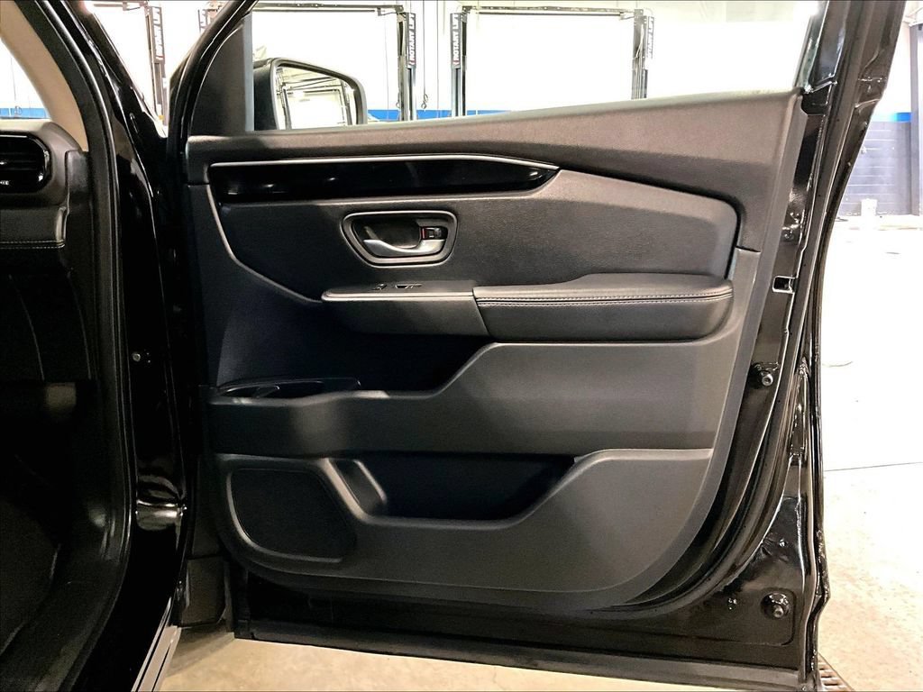Used 2025 Honda Pilot EX-L image 12