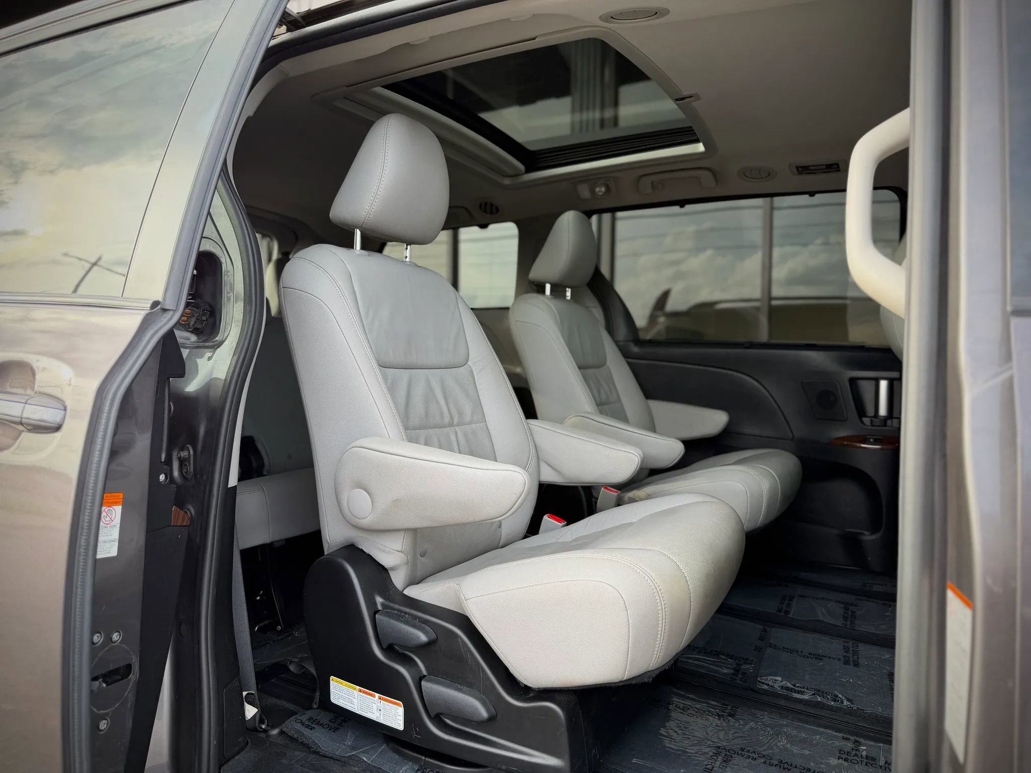 Used 2017 Toyota Sienna Limited image 16