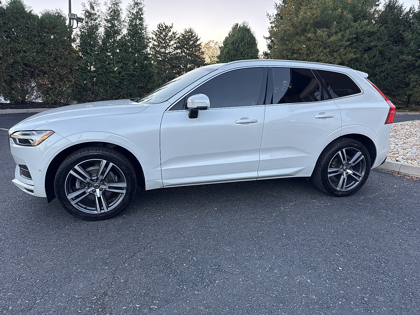 Used 2019 Volvo XC60 T5 Momentum w/ Multimedia Package AWD/4WD image 13