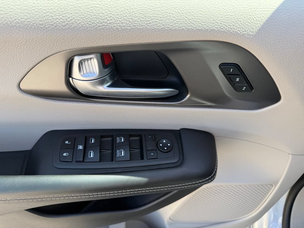 Used 2024 Chrysler Pacifica Touring-L FWD image 15