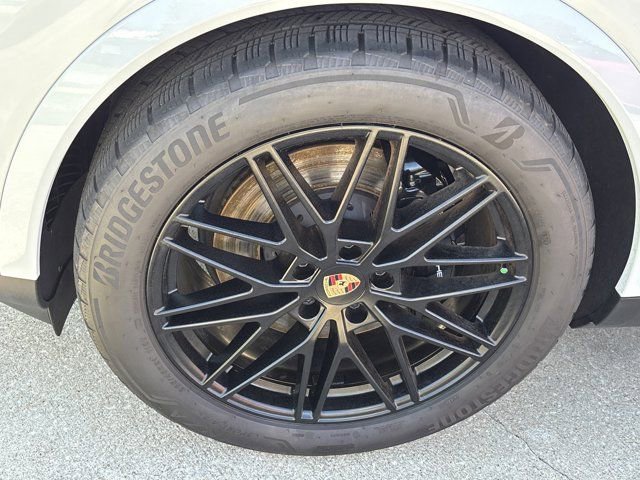 Used 2025 Porsche Cayenne AWD/4WD image 14