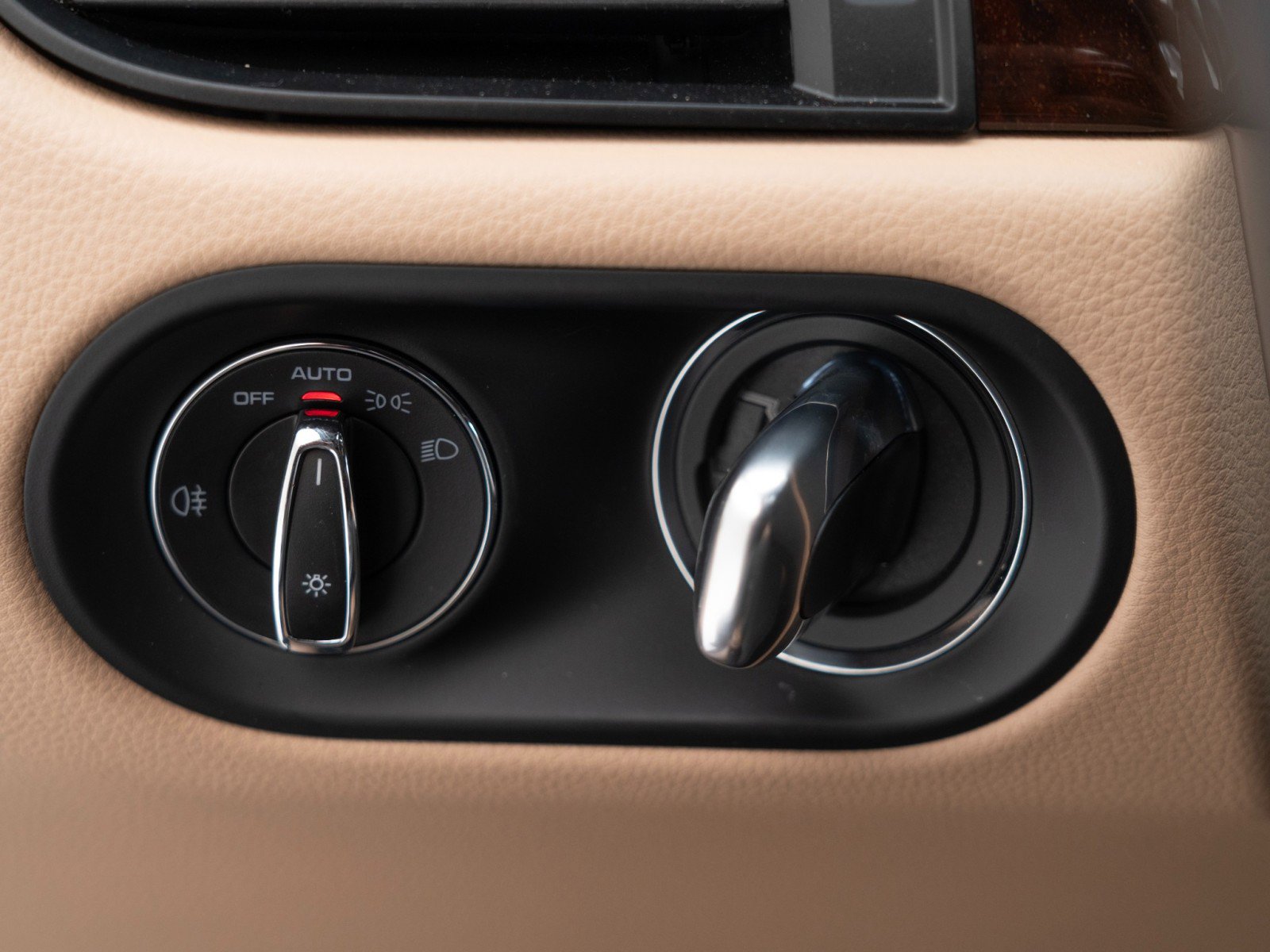 Certified 2025 Porsche Macan AWD/4WD image 29