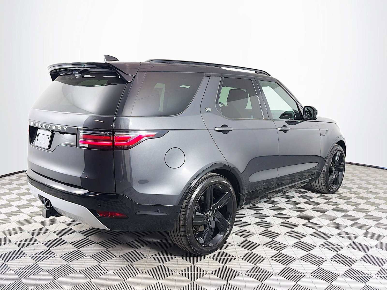 Used 2025 Land Rover Discovery Metropolitan Edition image 5