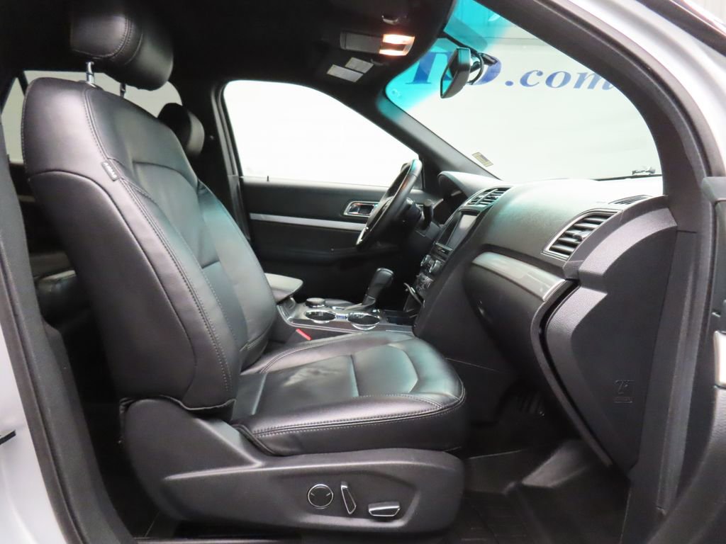 Used 2016 Ford Explorer XLT w/ Equipment Group 202A AWD/4WD image 30