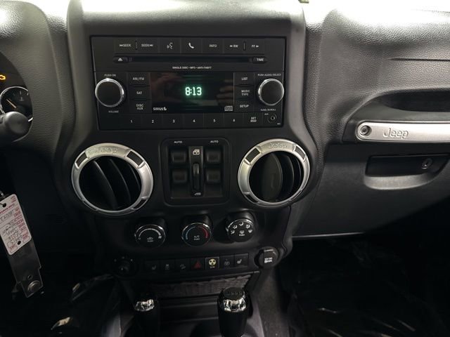 Used 2016 Jeep Wrangler Unlimited Rubicon image 14