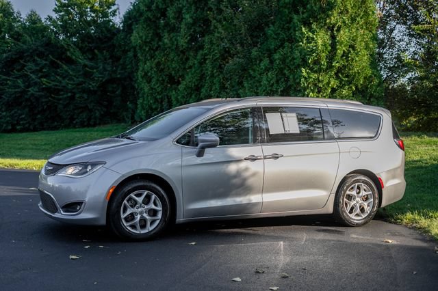 Used 2019 Chrysler Pacifica Touring Plus w/ Tire & Wheel Group FWD image 8