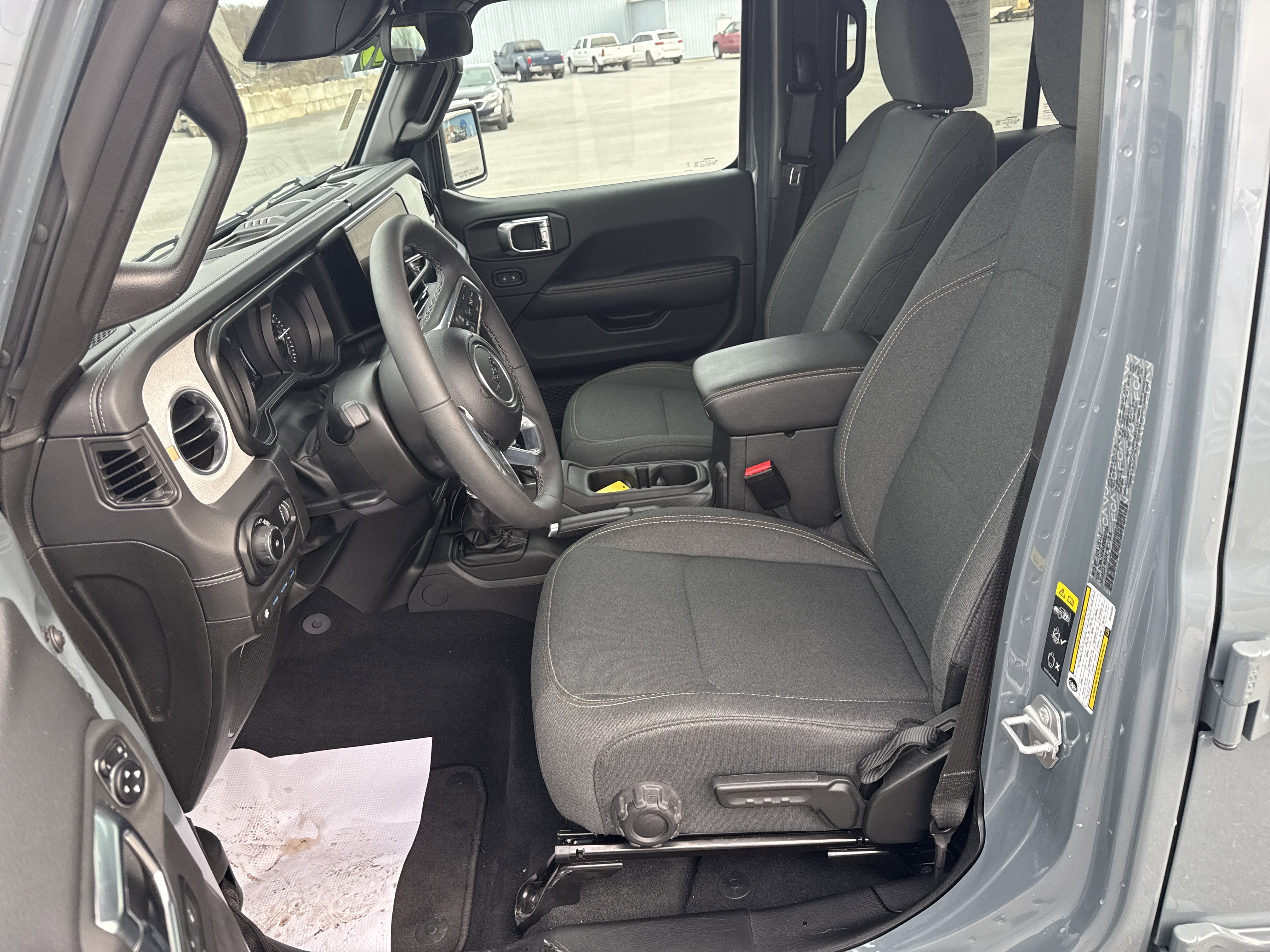 Used 2025 Jeep Wrangler Sahara image 12