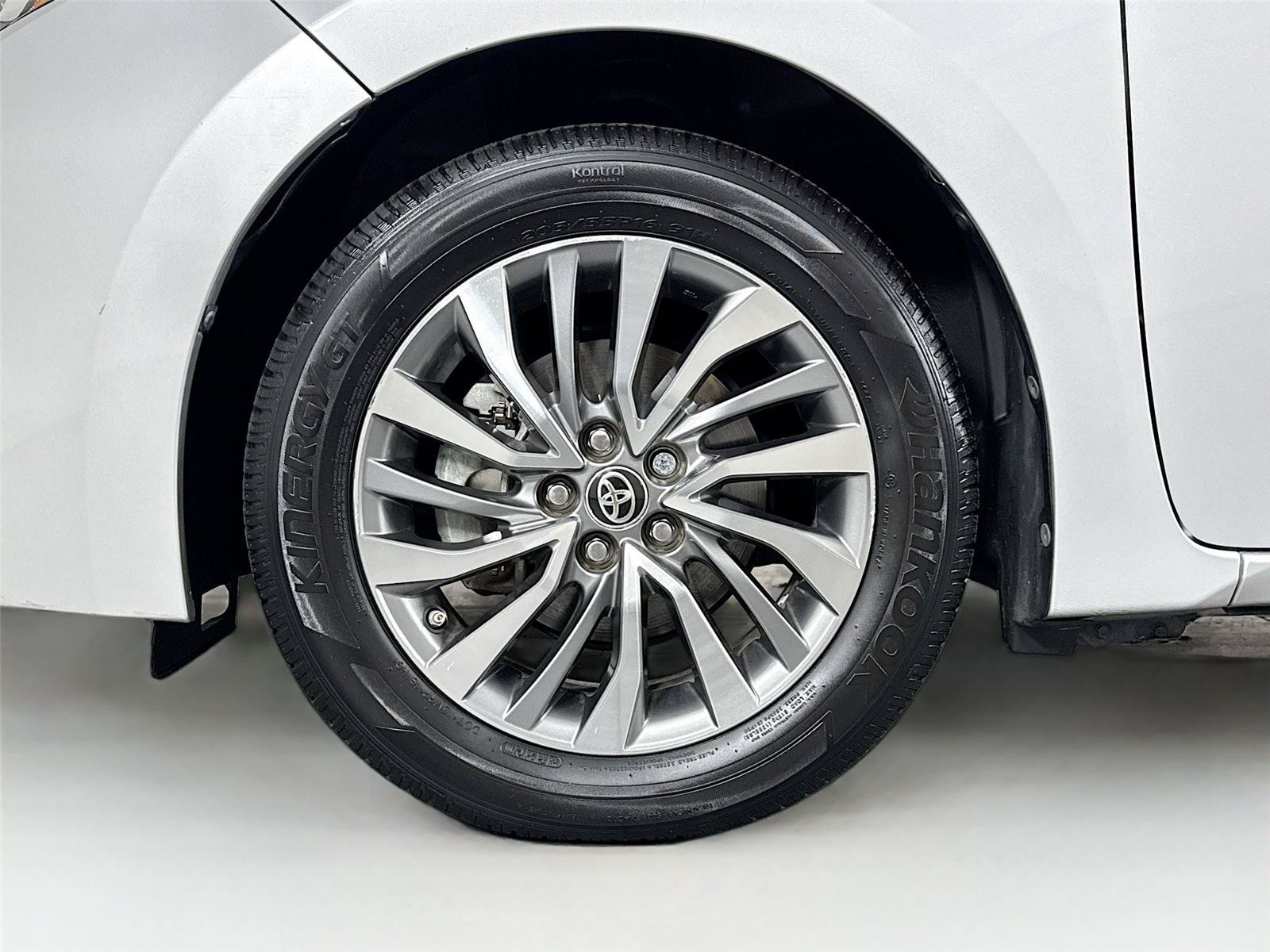 Used 2017 Toyota Corolla XLE w/ Carpet Mat Package (TMS) FWD image 42