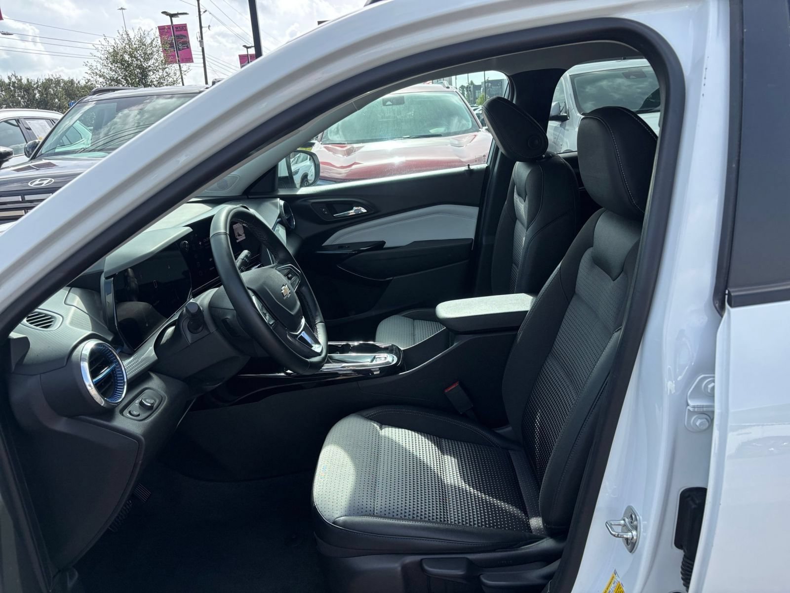 Used 2025 Chevrolet Trax LT w/ LT Convenience Package FWD image 21