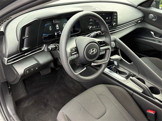 Used 2025 Hyundai Elantra SE image 17