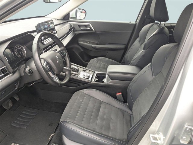Used 2024 Mitsubishi Outlander SE image 2