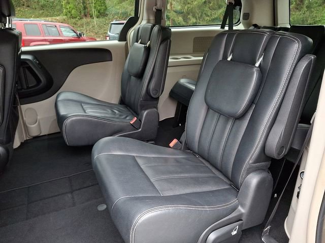 Used 2016 Chrysler Town & Country Touring image 12
