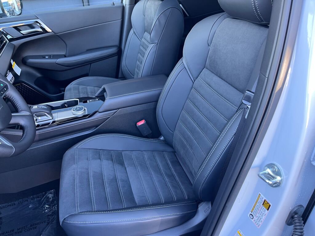 New 2025 Mitsubishi Outlander SE image 13