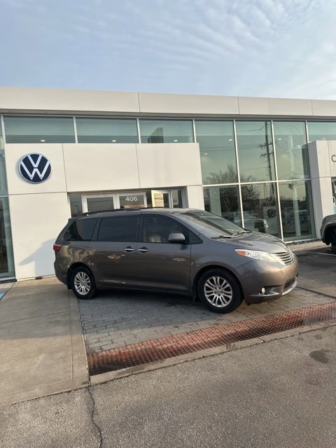Used 2017 Toyota Sienna XLE image 3
