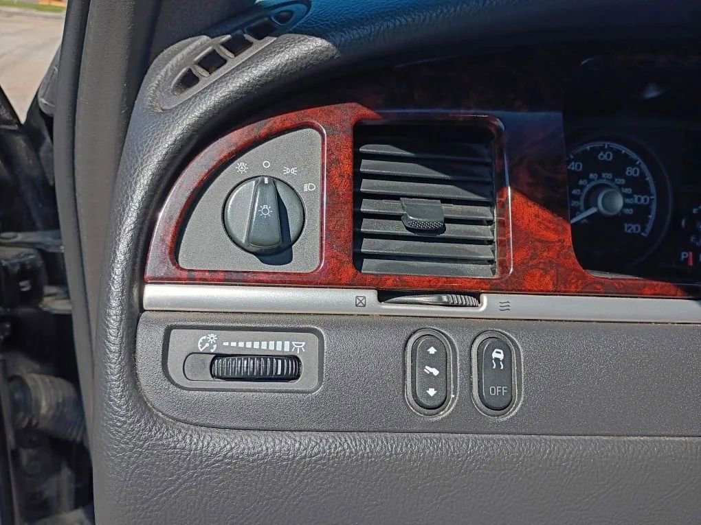 Used 2011 Lincoln Town Car Signature Limited image 13