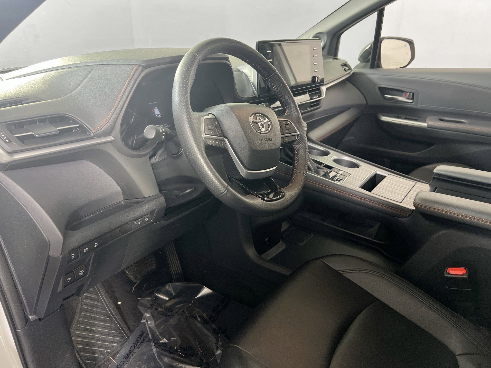 Used 2022 Toyota Sienna XSE image 9