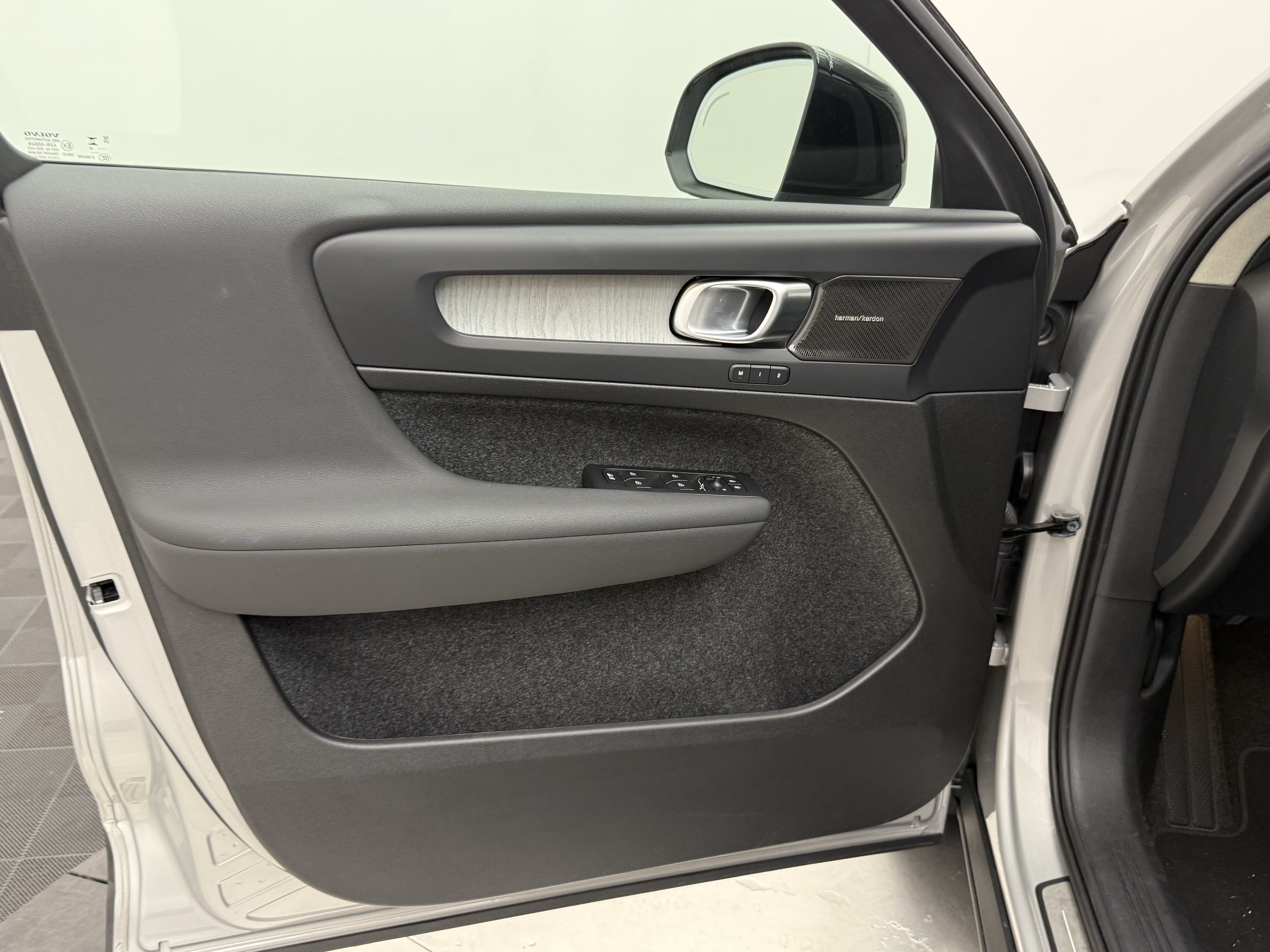 Certified 2025 Volvo XC40 B5 Ultra AWD/4WD image 11