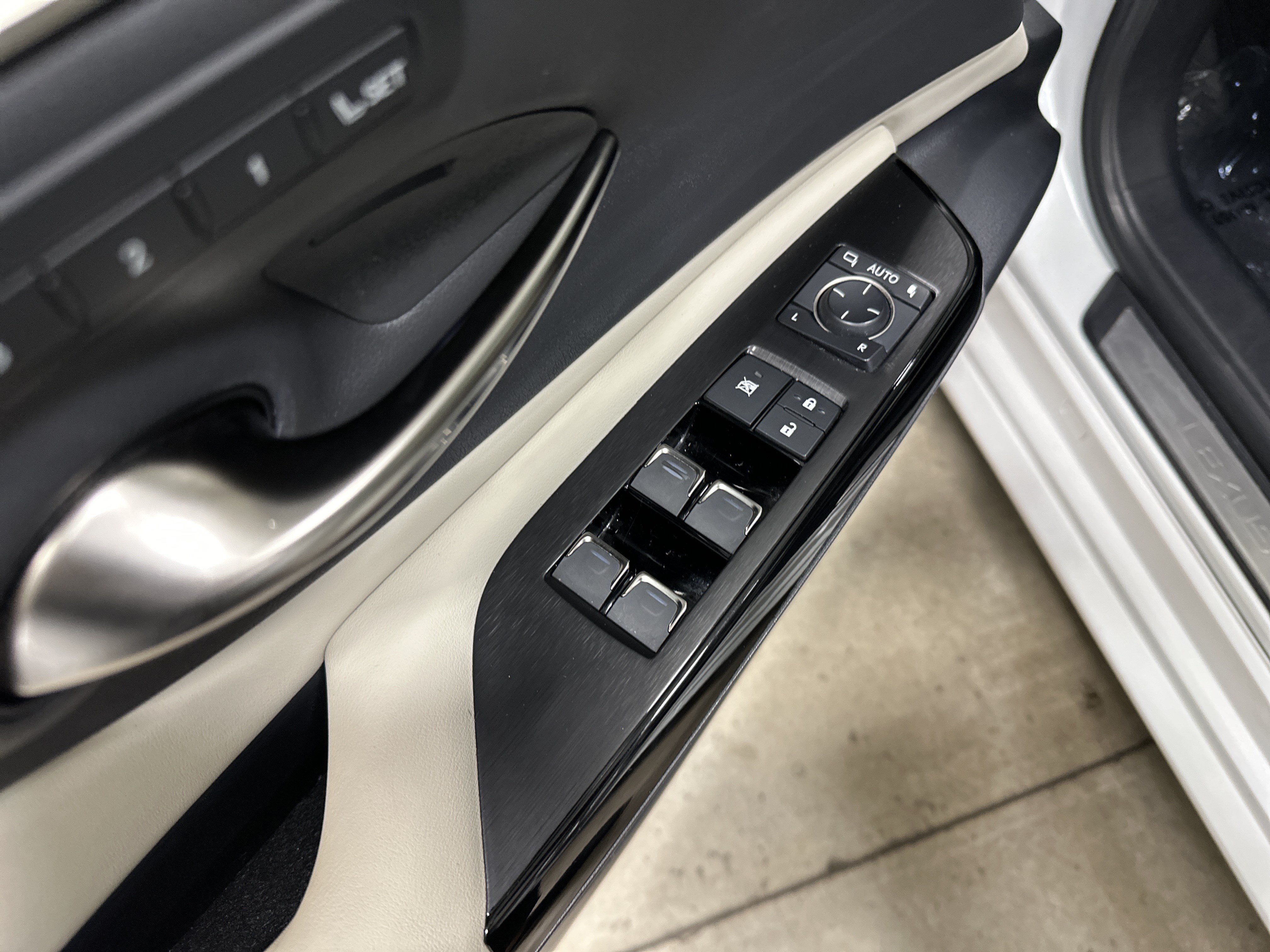 Used 2023 Lexus ES 350 w/ Accessory Package (Z2) FWD image 15