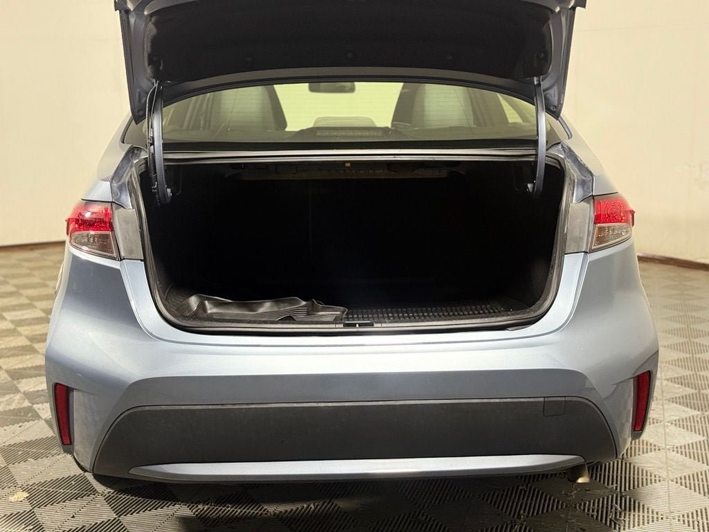 Used 2022 Toyota Corolla LE FWD image 6