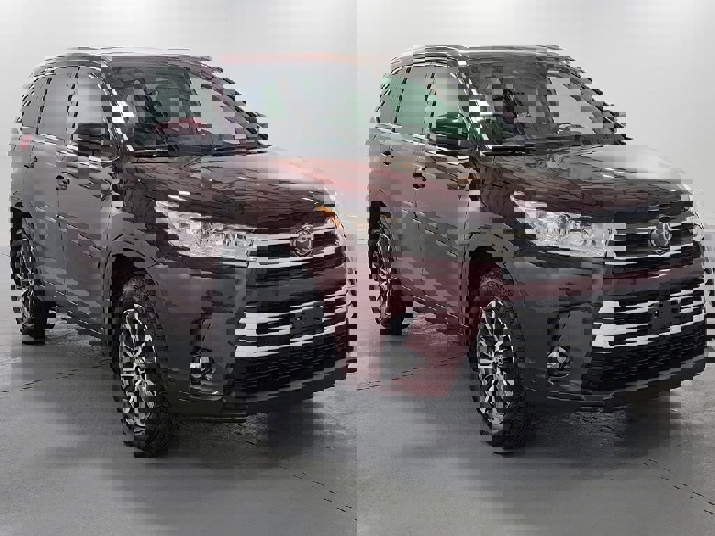 Used 2018 Toyota Highlander XLE image 2