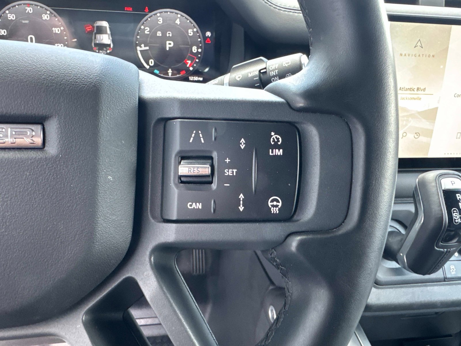 Used 2025 Land Rover Defender 110 X-Dynamic SE AWD/4WD image 29