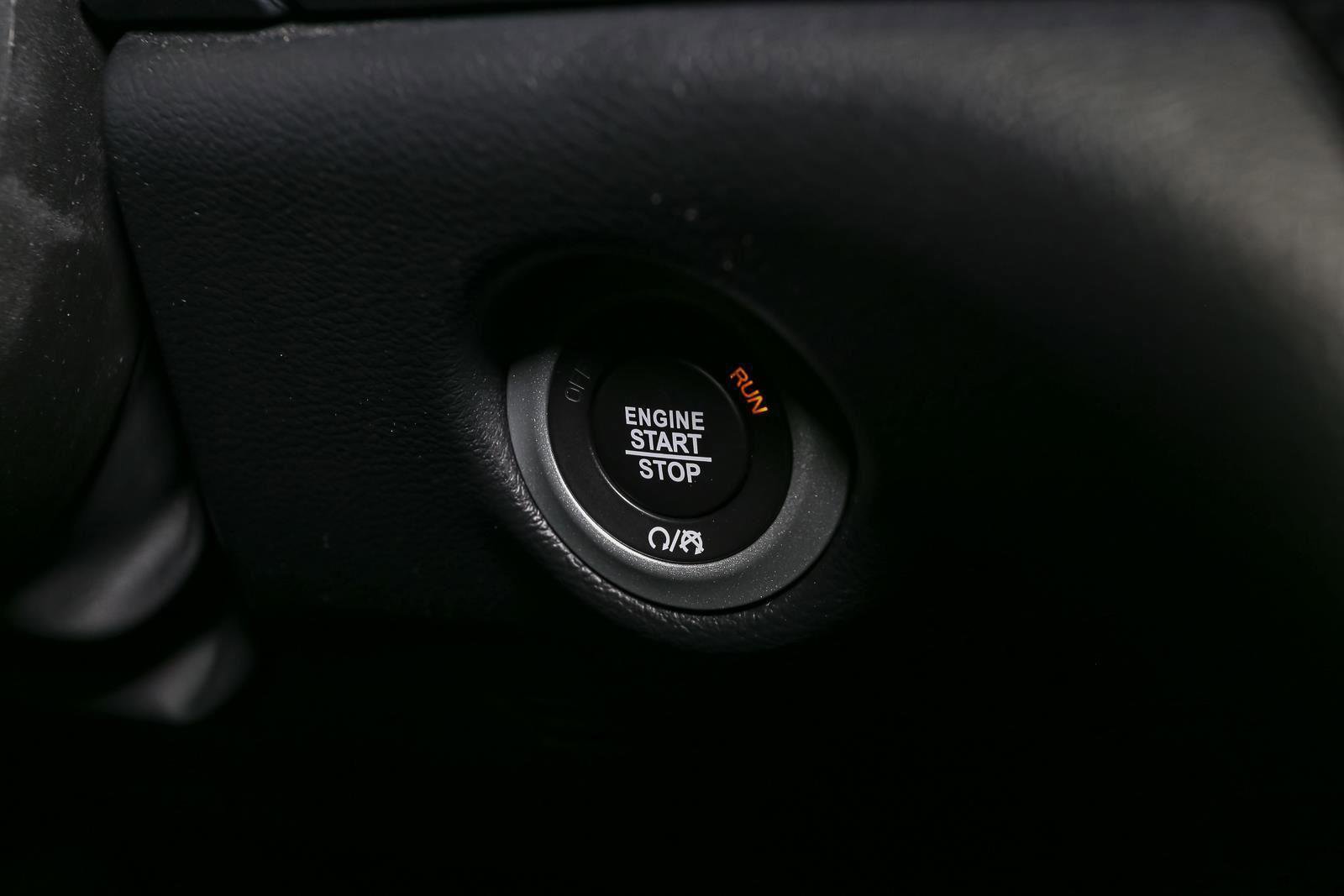 Used 2025 Chrysler Pacifica Select image 34
