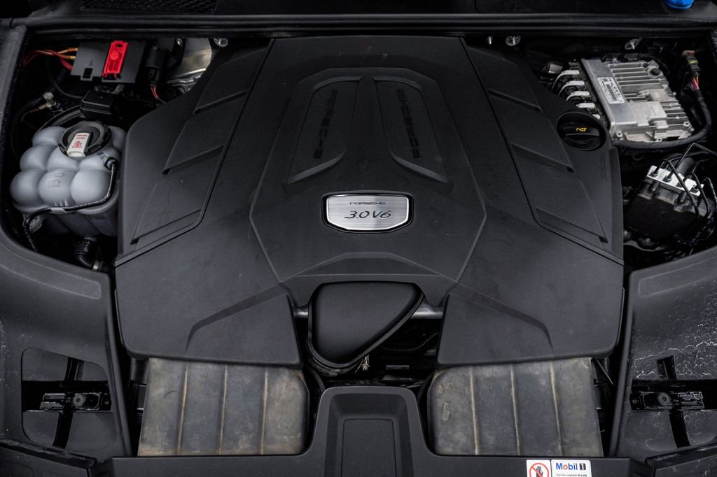 Certified 2023 Porsche Cayenne Platinum Edition image 29