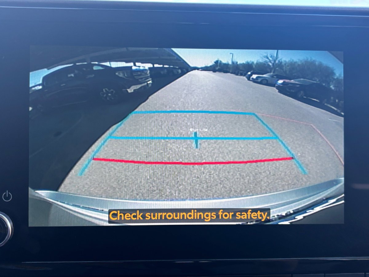 Used 2023 Toyota Highlander LE image 9