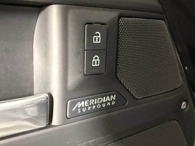 Used 2025 Land Rover Defender 130 X-Dynamic SE AWD/4WD image 23