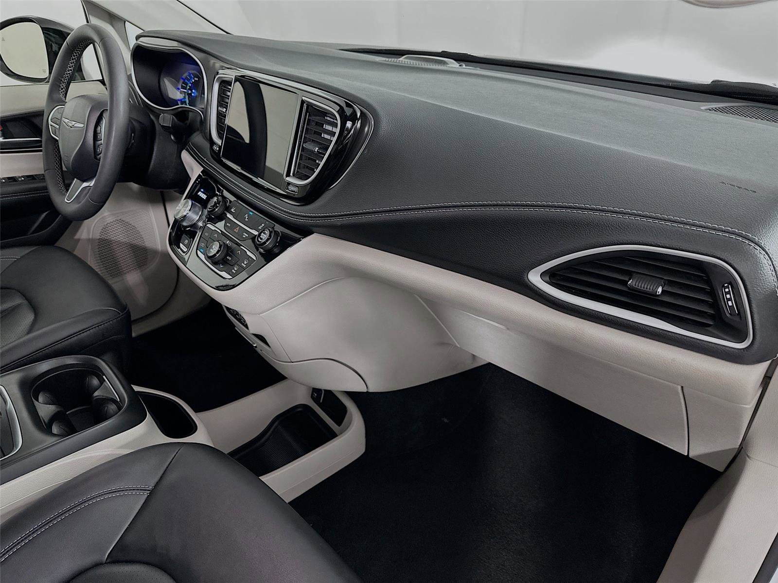 Used 2024 Chrysler Pacifica Select image 30