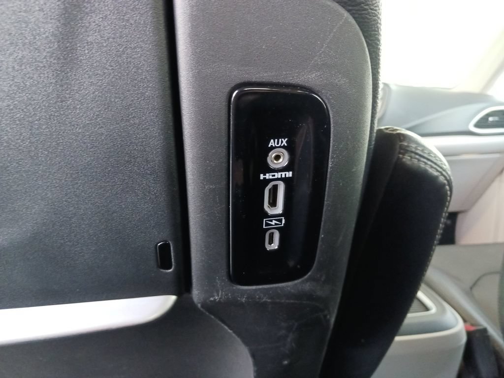 Used 2022 Chrysler Pacifica Touring-L w/ Uconnect Theater Family Group FWD image 23