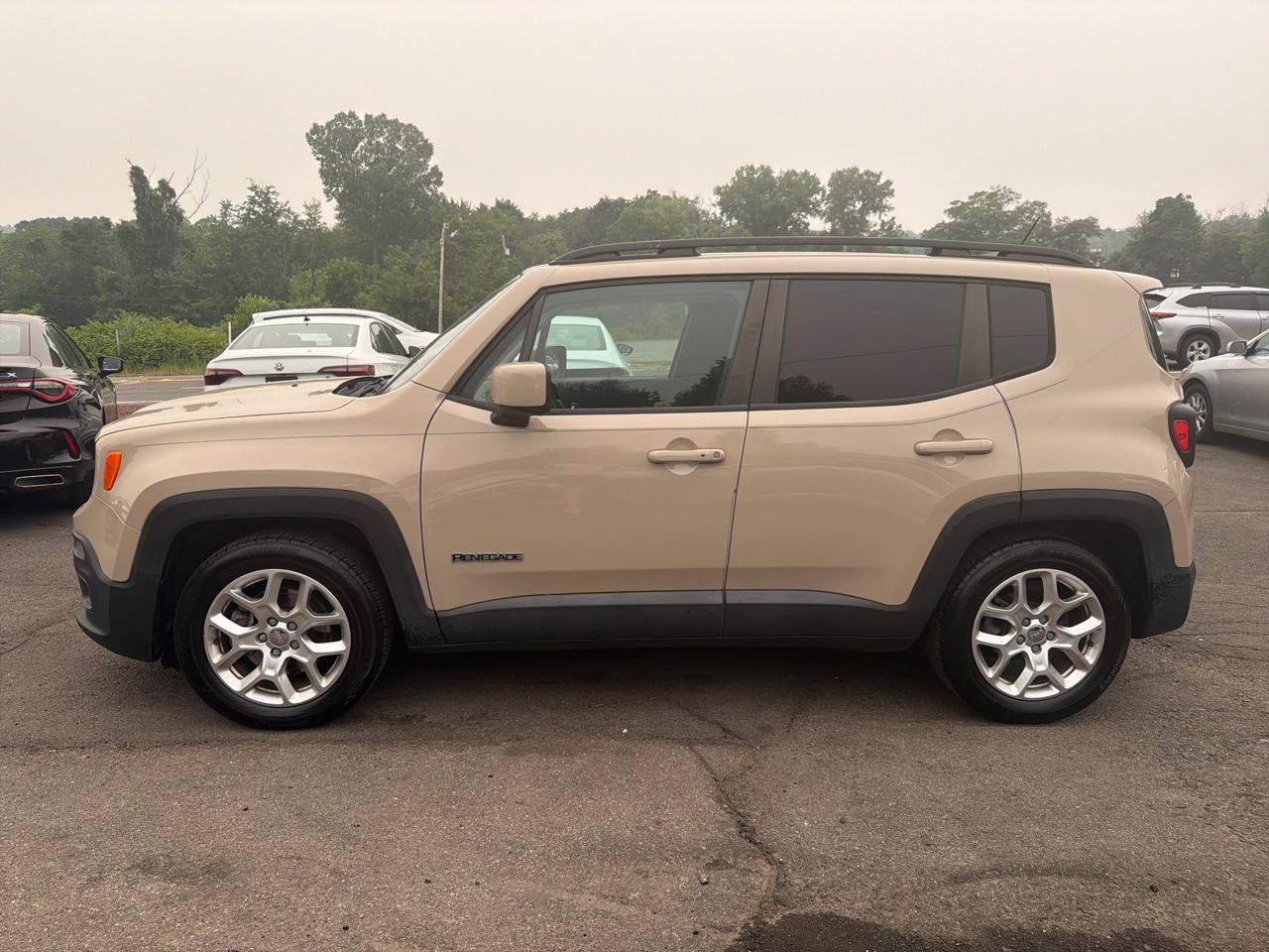 Used 2016 Jeep Renegade Latitude FWD image 15