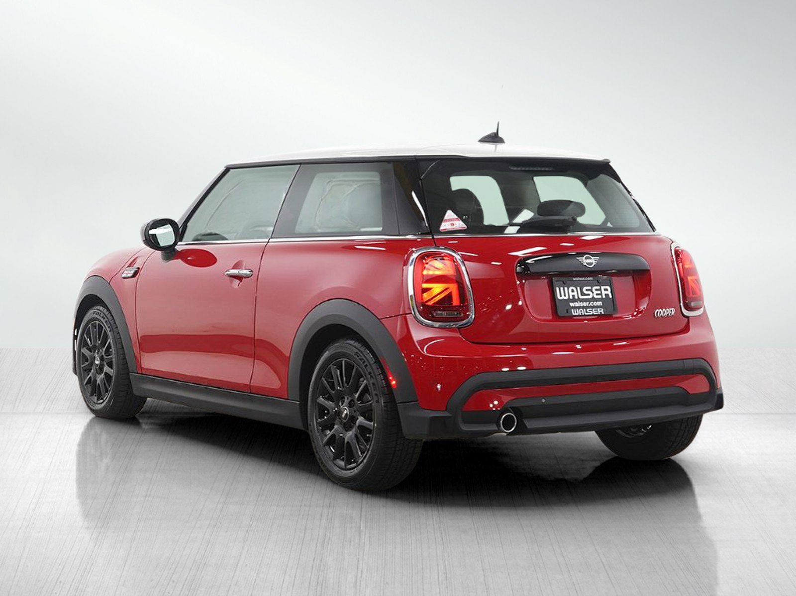 Used 2024 MINI Cooper 2-Door Hardtop image 4