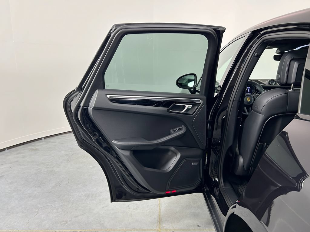 Certified 2025 Porsche Macan AWD/4WD image 27