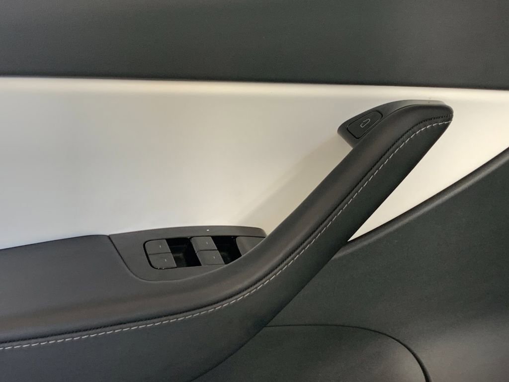 Used 2020 Tesla Model Y Long Range image 15