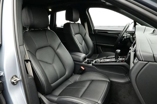 Certified 2025 Porsche Macan AWD/4WD image 18