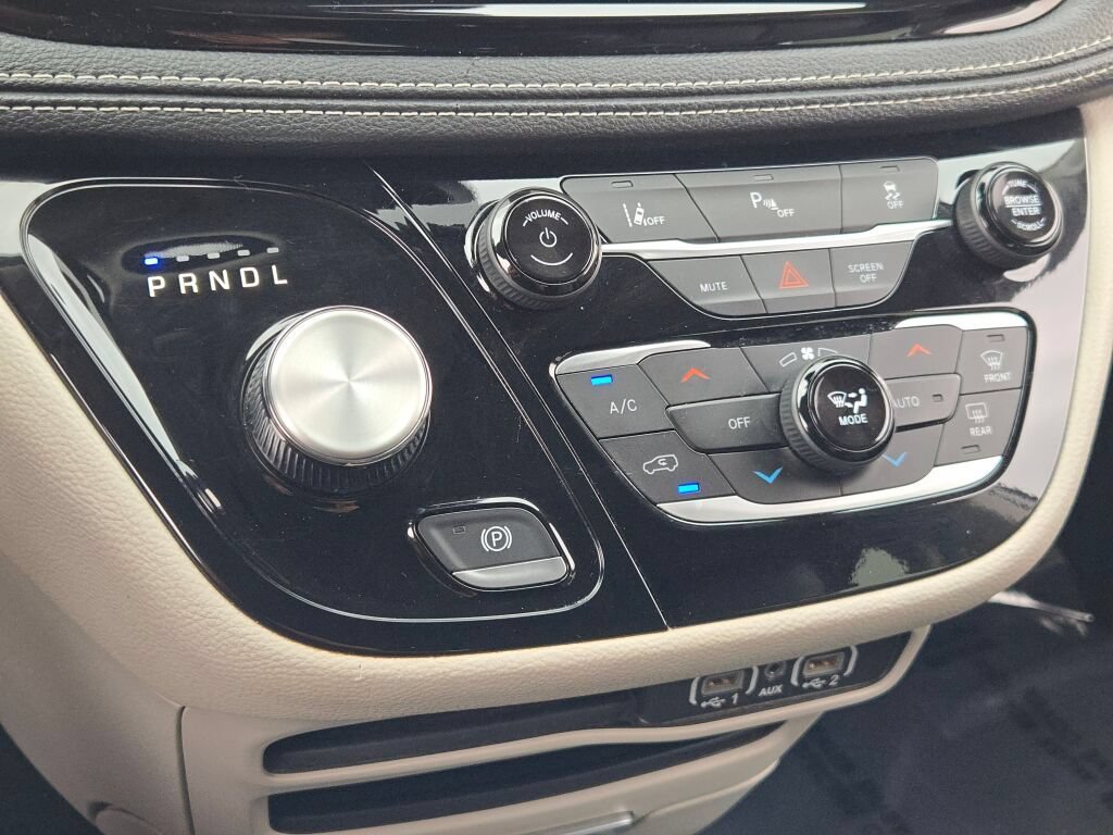 Certified 2024 Chrysler Pacifica Limited FWD image 9
